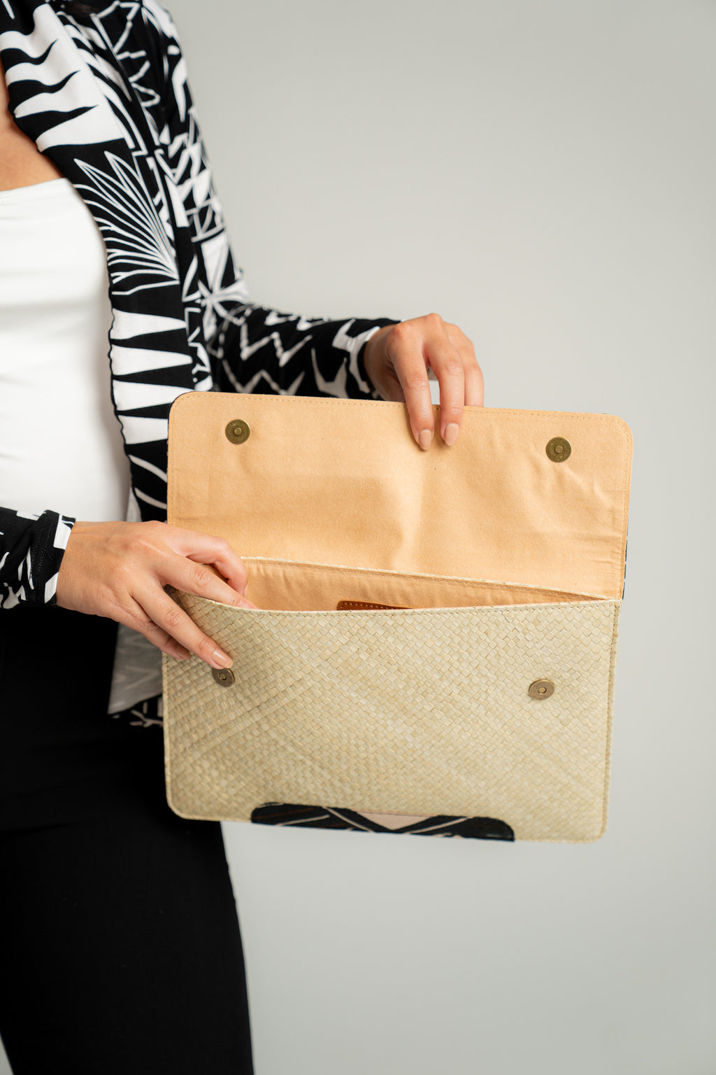 HALA COLLECTION - Henua Flat clutch
