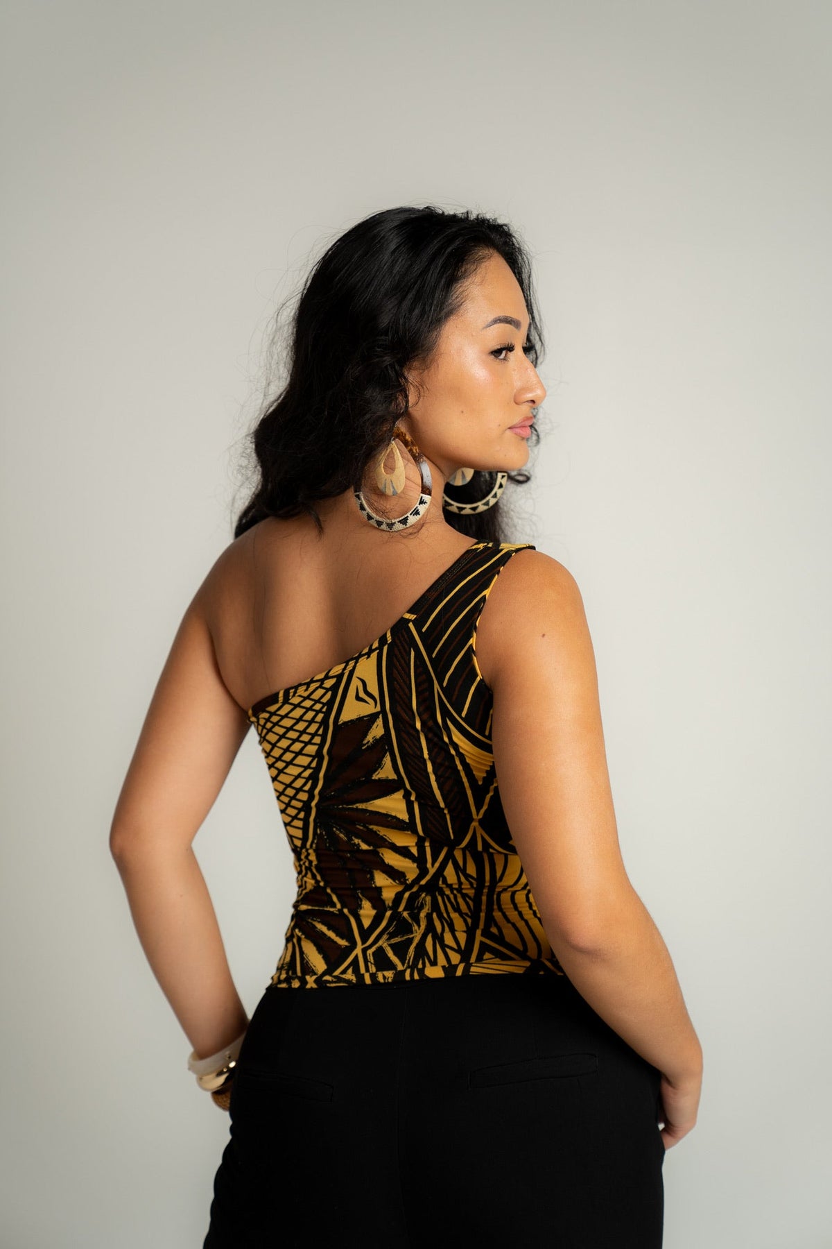 TAPA2.0 ONE SHOULDER CROP TOP