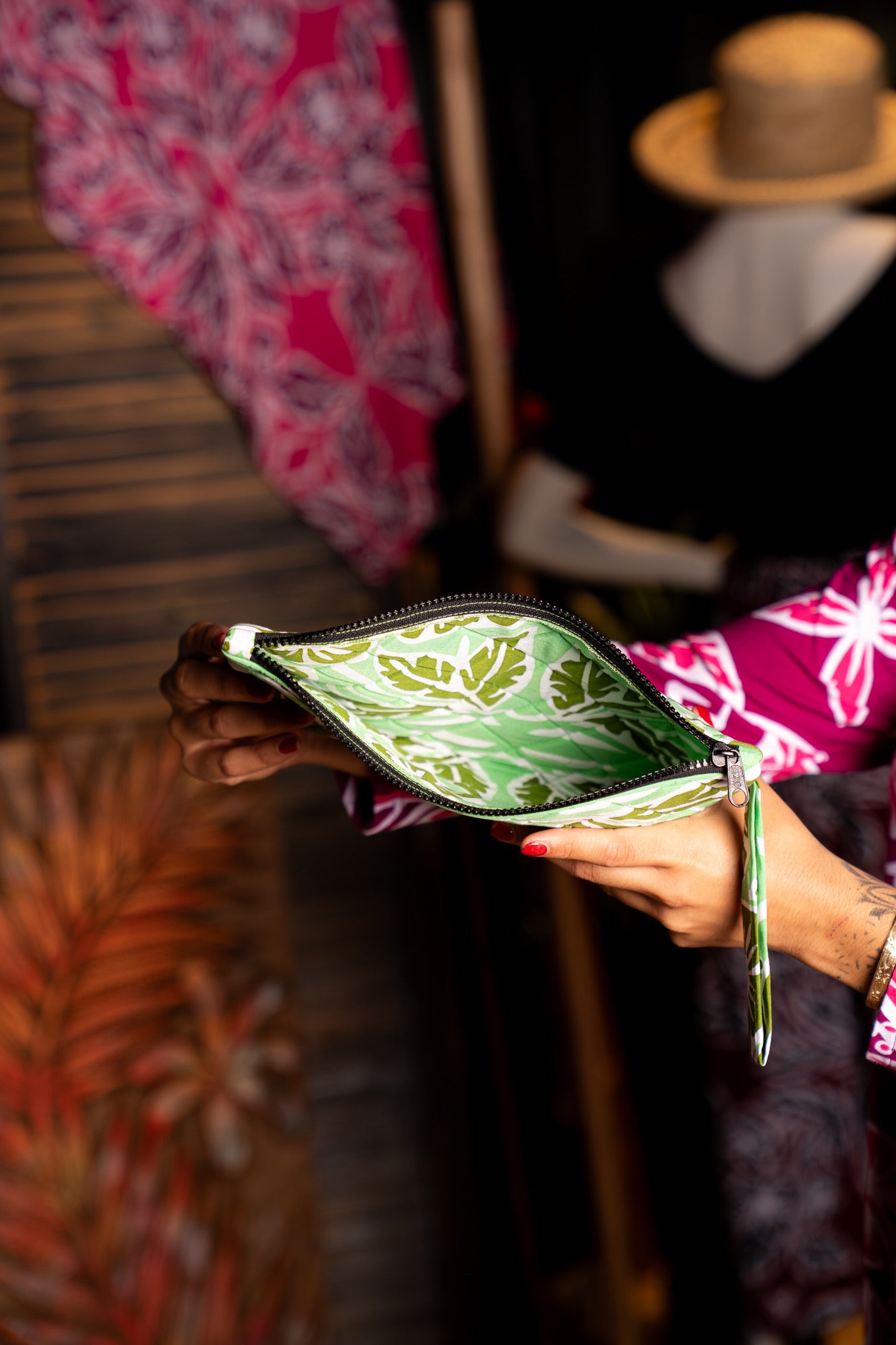 RETRO HIBISCUS CLUTCH PURSE (Large)