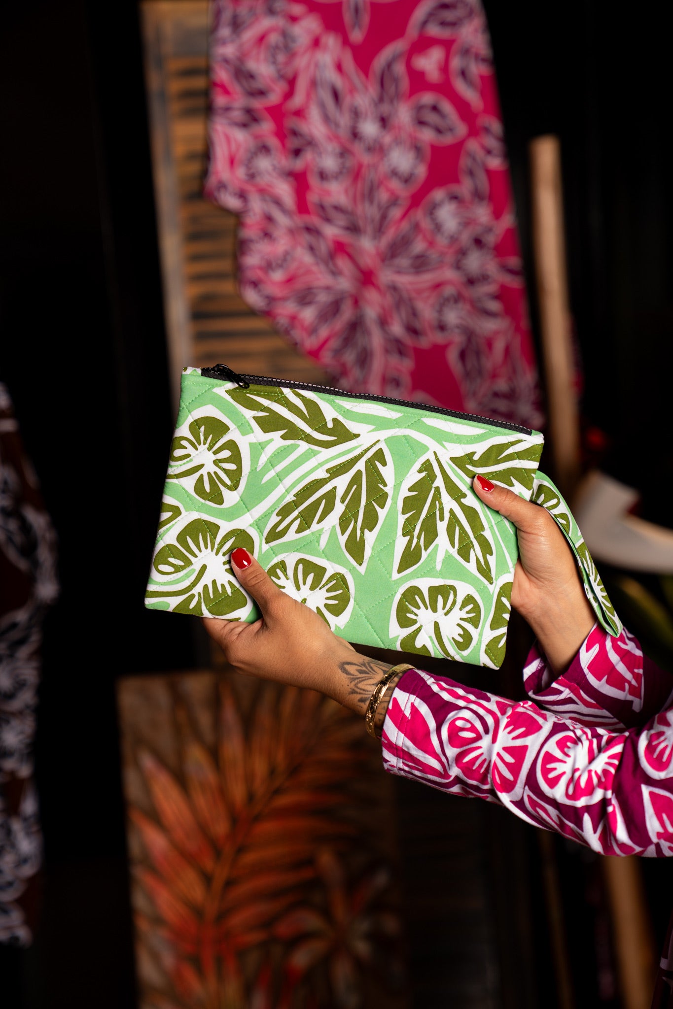 RETRO HIBISCUS CLUTCH PURSE (M)