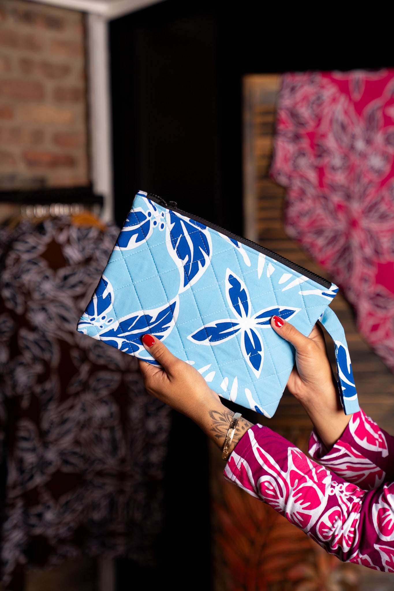 RETRO HIBISCUS CLUTCH PURSE (M)